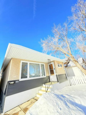 Cozy main floor, 03 Bedrooms, close to Downtown REGINA